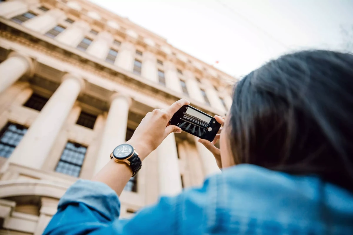 Touriste prenant une photo dāun bĆ¢timent.